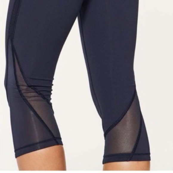 Lululemon Fresh In Mesh Leggings Crop 19" in Midnight Navy - Picture 2 of 8